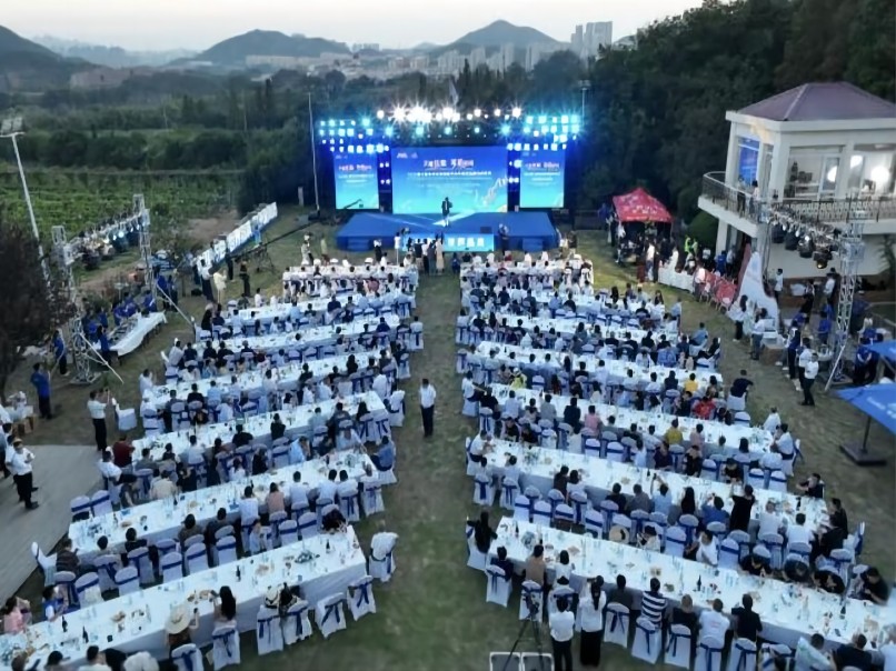 8月14日，2023第七屆青島華東國際干白節暨首屆暢飲白花節活動在華東百利酒莊舉行。此次活動由中國酒業協會葡萄酒分會、中國國際商會青島商會等單位主辦，華東公司及嶗礦公司承辦，除了蓬萊、寧夏產區國產干白品牌外，還吸引德國、智利等10多個國際品牌參會(1).jpg
